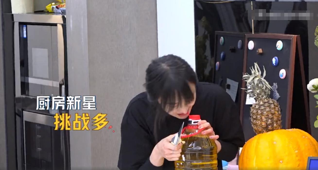 郑爽@郑爽难以忍受独居生活在家愤怒摔东西，崩溃大哭喊话：并不想一个人