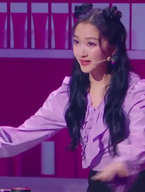 「关晓彤」穿着短裙录节目，又不能跷二郎腿咋办？看到关晓彤坐姿，厉害了！