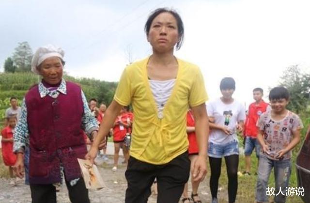 拐卖|14岁女孩被亲戚拐卖他乡，34岁时才逃走回家，家中老父却早已去世