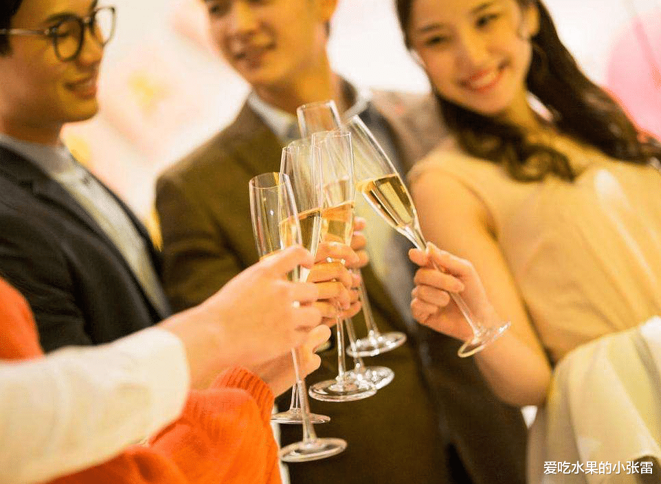 ##饭局上有两个领导先敬谁？牢记“3先3后”原则，有尊严还不伤感情