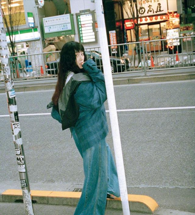 【穿衣搭配】范冰冰现身国外还“作妖”！穿一身黑扎奶奶灰高马尾，还挺撩人的