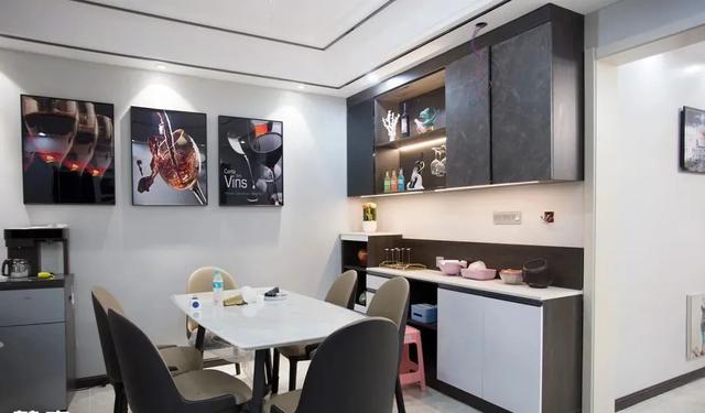 |146㎡四居室装修，玄关砌阳台、沙发不靠墙，第一眼就爱上了