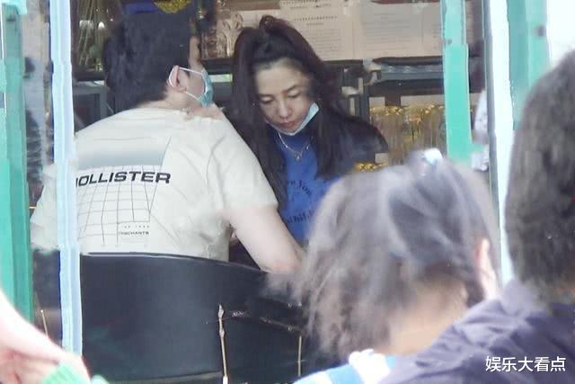 「白百何」有种\自暴自弃\叫白百何，近照曝光大妈发型啤酒肚，不自律太可怕