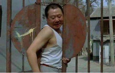 贾玲|春晚《卖拐》1个失误，范伟留一生阴影，赵本山：我平不了那坑