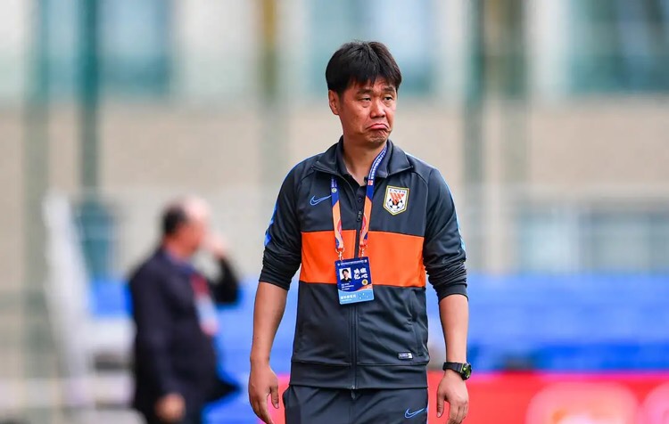 德乌洛费乌|鲁能4主力无缘首发，李霄鹏继续妙用新星，边路快马一场就被弃用