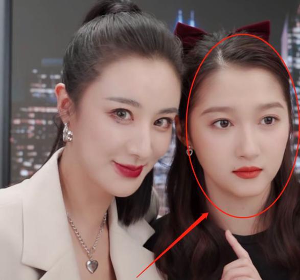 关晓彤|关晓彤亮相薇娅直播间，没有了美颜瘦脸滤镜，和薇娅差距很明显
