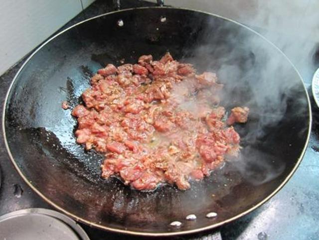 牛肉|炒牛肉时,你只知道用淀粉腌制?大厨:牢记3点,牛肉又嫩又滑