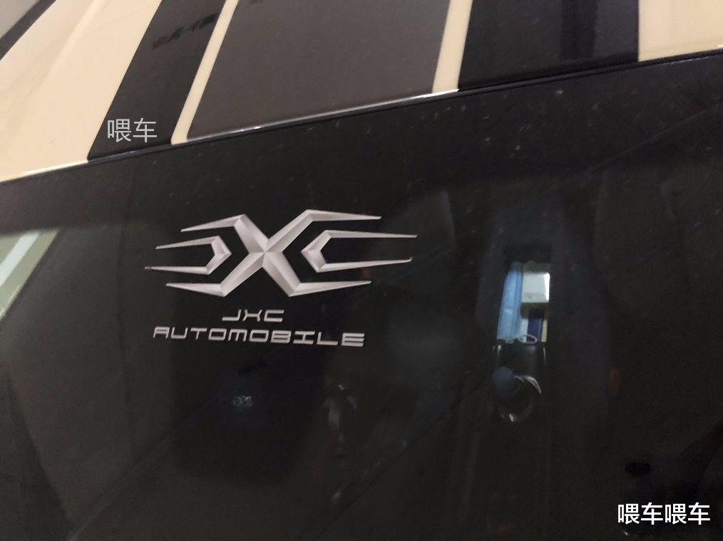 布加迪:翠湖天地超跑扎堆,大陆第1台全碳布加迪熙龙停这,蒋鑫的车也在