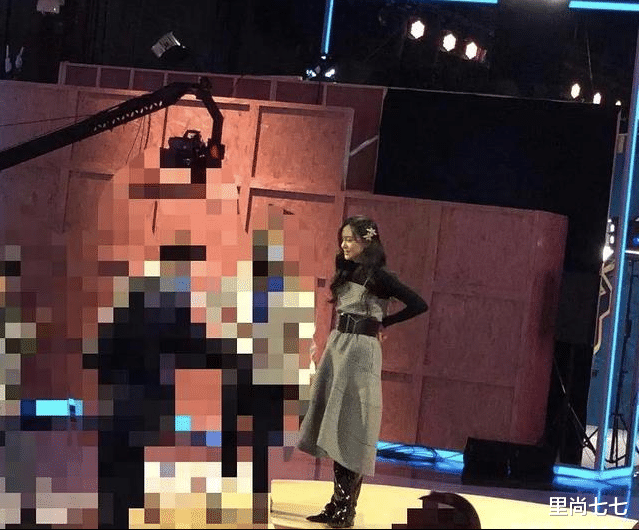 郑爽|郑爽风波后首露面，现身北京台节目录制，满脸笑容淡定营业显憔悴