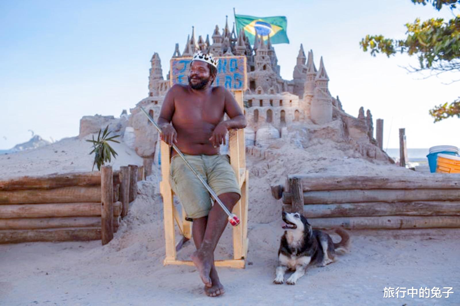 沙滩 仅有3平米领土的国王，靠和游客合影为生，仅能混个温饱