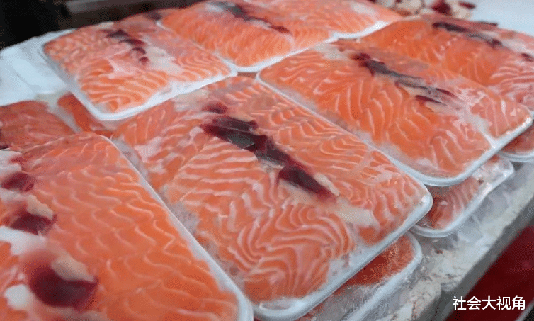 【三文鱼】加拿大首例感染者来自美国，冷藏三文鱼出口：将病毒空运到海鲜市场？