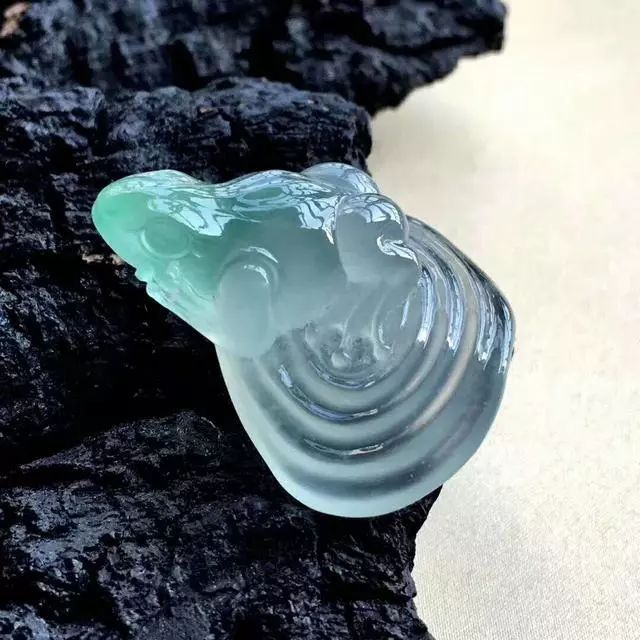 『翡翠』老大爷嫌自己佩戴的翡翠水头不太好，将其用水一泡，结果揪心了！