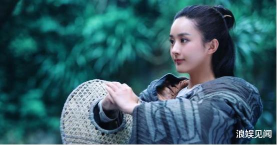 「赵丽颖」最抠门的女明星出现,素颜去超市买东西,收银员:完全认不出来!