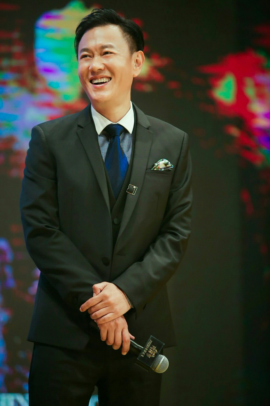 他演戏"占尽"baby便宜,不温不火怒而从商,今功成名就身价上亿