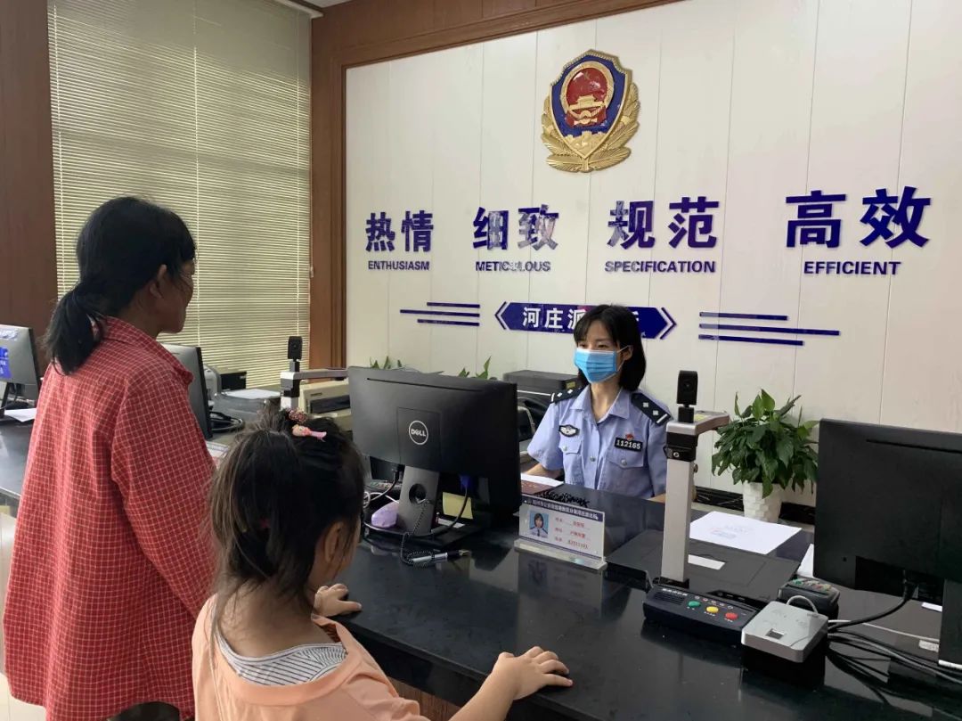 「女孩」爸爸\死了\,妈妈改嫁,杭州7岁女孩笑得令人心酸...?