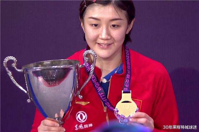 陈梦|陈梦太暖心！热情邀伊藤美诚登台合影，日本少女感动给出甜美回应