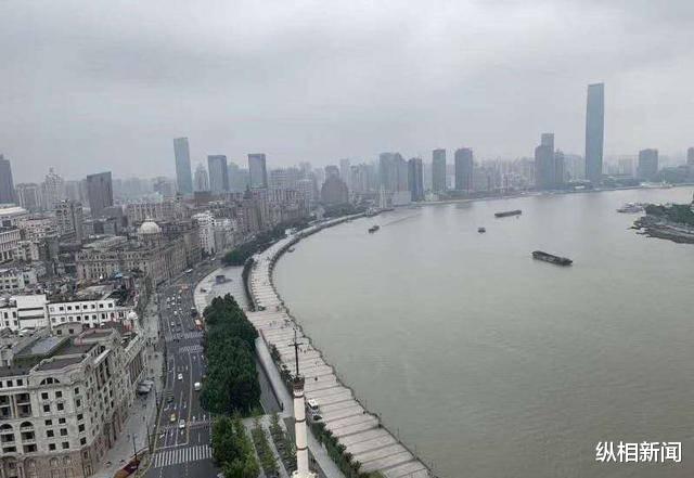 纵相新闻|上海外滩水位已高于路面？东海航海保障中心：拍摄角度问题，离警戒线远着呢