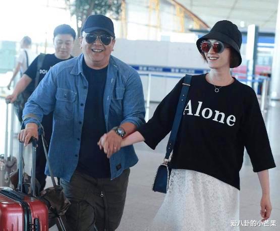 【李小冉】李小冉跟老公罕见合体露面，男方想撒糖却胖到走不动，像极了爸爸牵女儿