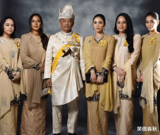馬來西亞前國王娶25歲嬌妻，現國王生5個貌美公主，罕見齊露面-圖2