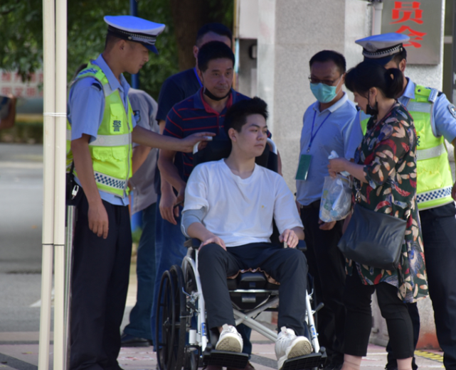 警察|高考生身患“怪病”,被警察抬进考场,成绩公布后,网友不淡定了