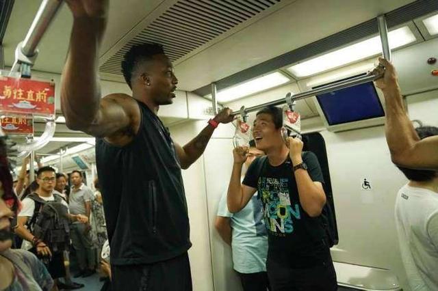 老虎：普通人和球星的身体差距！姚明把犀牛变成“狗”，奥尼尔比老虎壮