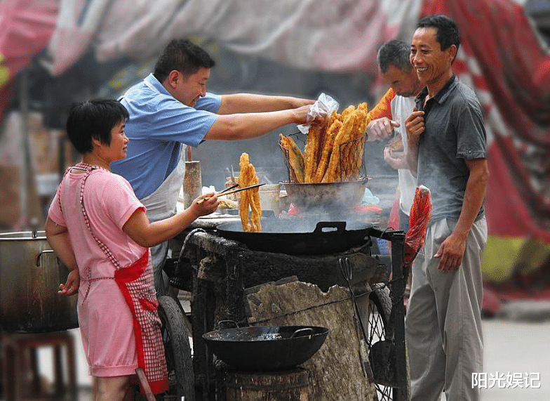 『炸油条』炸油条，用食用碱还是泡打粉？不少人搞错，难怪不膨不酥，教你做法