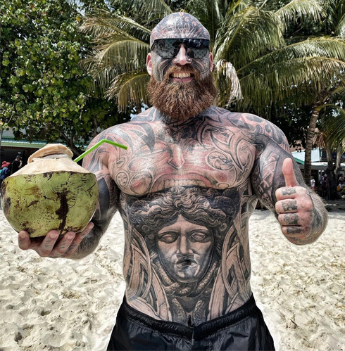 健身|体重120公斤，肌肉爆表，纹身更夸张，即便是脸上都布满了纹身