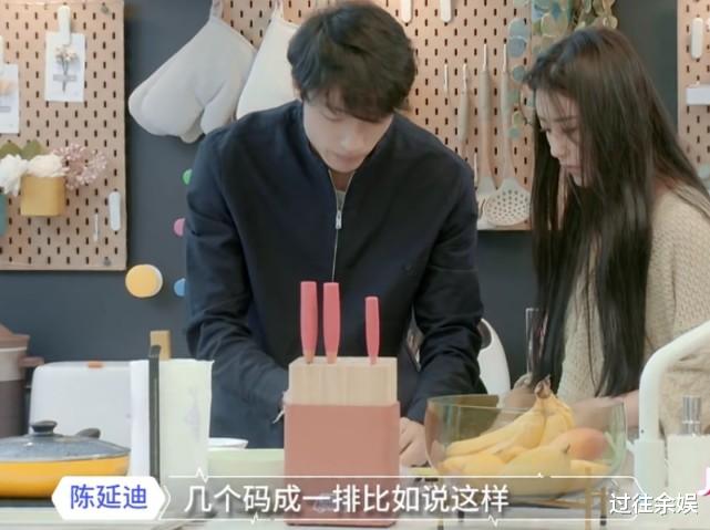 美甲|心动信号：女三为男一做早餐，切菜时谁注意她的美甲？难怪迪迪不愿吃