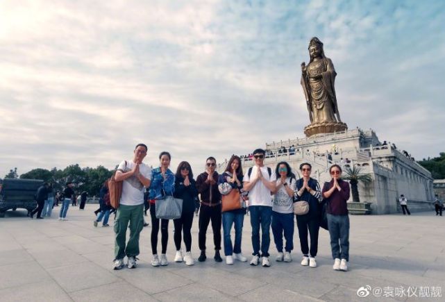 袁咏仪|袁咏仪张智霖去普陀山，夫妻搞怪合影，好友晒私底下二人恩爱牵手