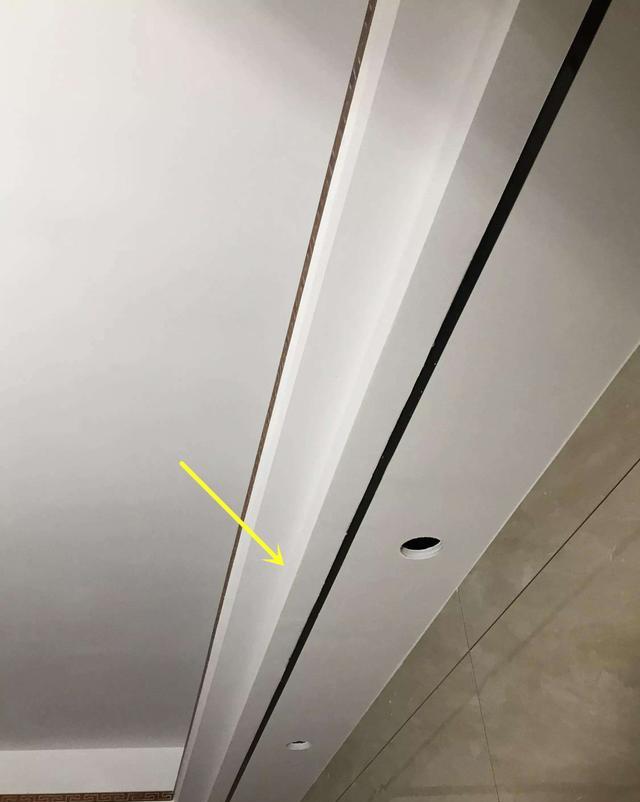 |阳台包进客厅，中间有根60公分的梁吊顶咋做？老师傅2招化解压顶