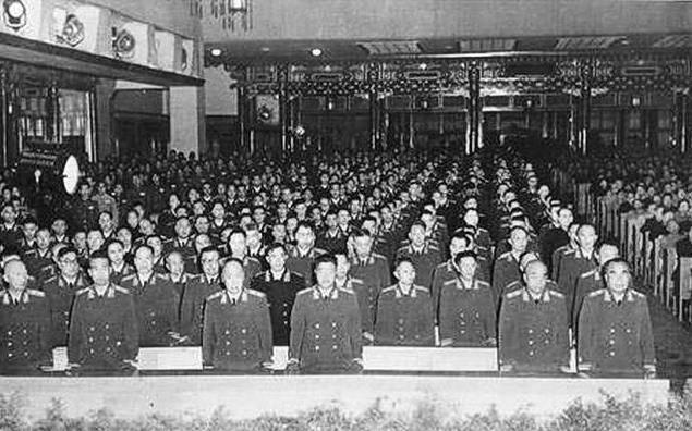 革命|55年授衔，三千名老红军少校都评不上，咋办？毛主席：特殊照顾