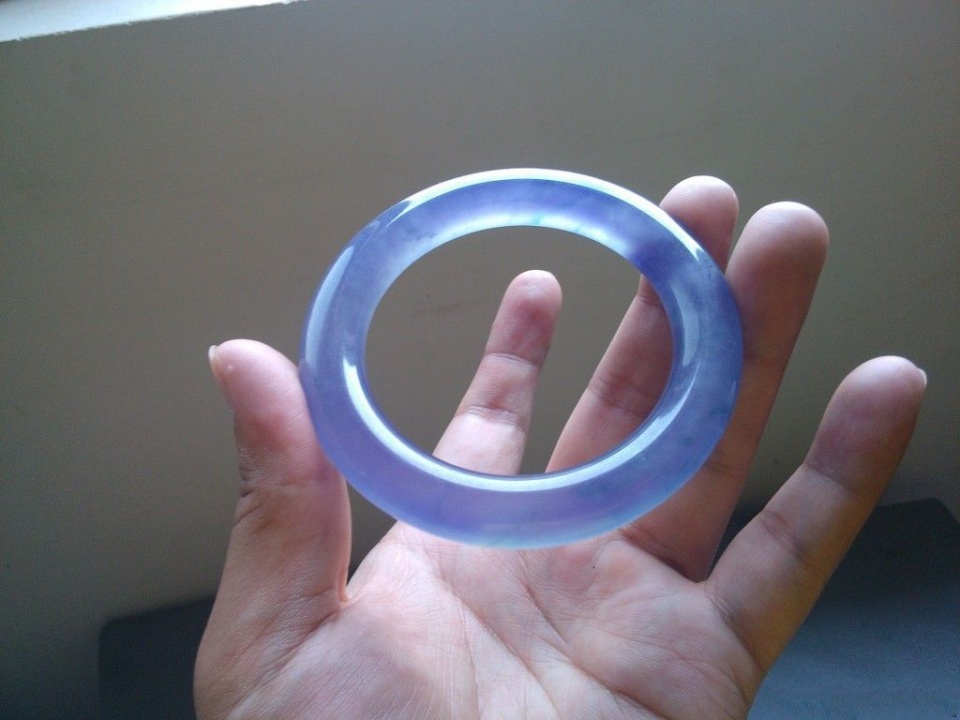 翡翠:行家因为一条裂不敢入手的翡翠赌料,小哥偏要拿下,切开后脸红了