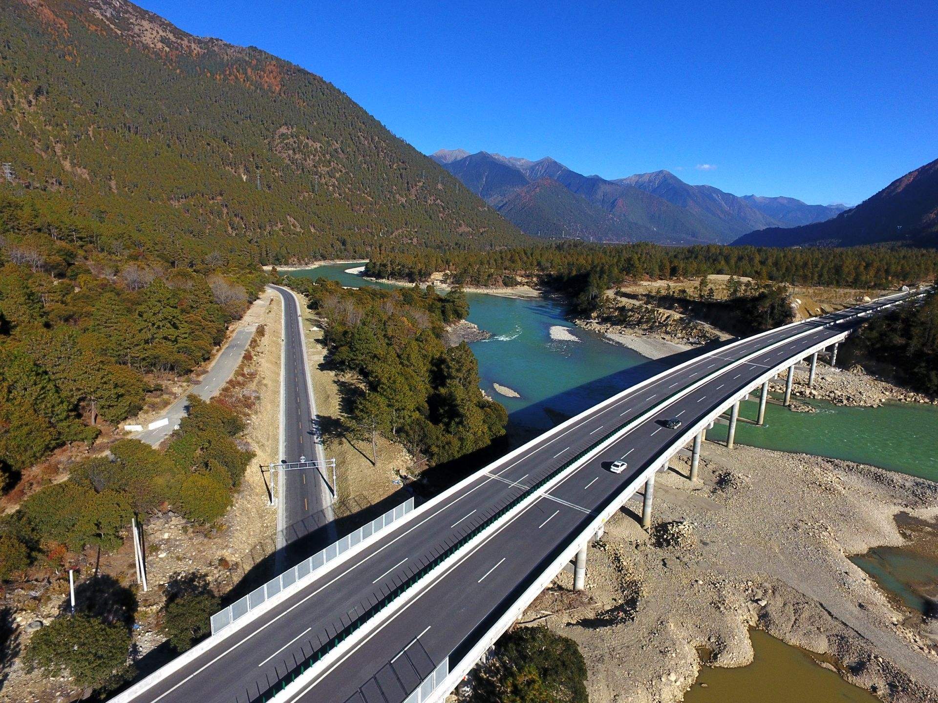 西藏|西藏新晋网红公路，耗资380亿却不收费，堪称“自驾游天堂”