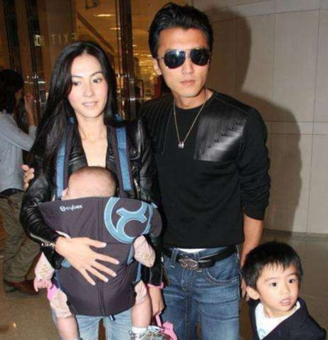 张柏芝|张柏芝三儿子正面照意外曝光，天生卷发有混血感，生父信息有眉目