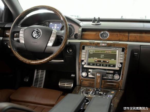 大众辉腾■150万的V8辉腾遇240万辉腾W12，保养时相逢，两车主坦言相见恨晚