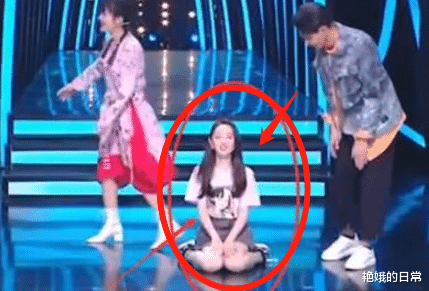 「谢娜」谢娜因主持“失职”被骂，嘉宾现场下跪许久，她却视而不见让人长跪不起