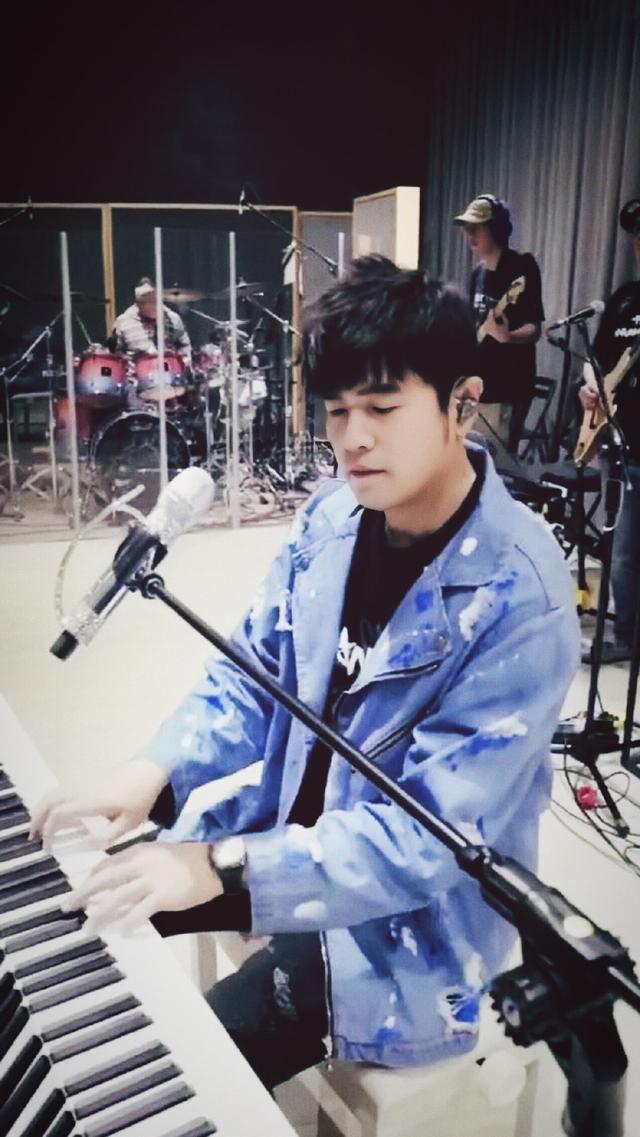 「林俊杰」周杰伦和林俊杰，到底谁才是当代华语乐坛的第一天王？