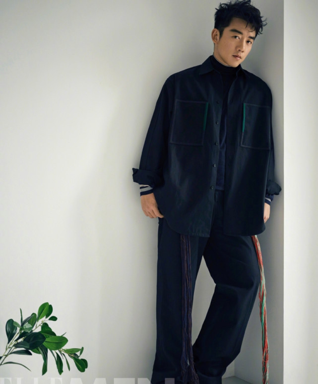 郑恺|郑恺减肥成功了？新封面帅回小猎豹侧脸绝了，粉丝：期待和苗苗的婚礼了