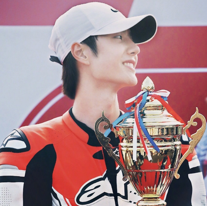 王一博@王一博想漂移《天天向上》安排卡丁车比赛，拉横幅庆回归，太宠了