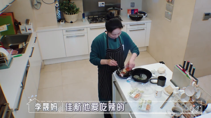 李佳航▲李佳航在家不用干家务，跟李晟分房睡，感叹做演员不够红心情焦虑