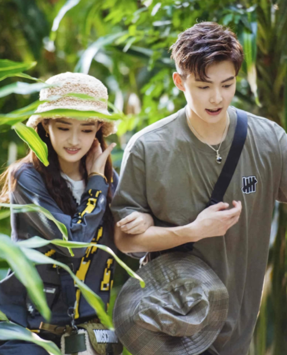 老赖|黄明昊录《快本》强颜欢笑，主持人肆无忌惮当面说“老赖”，太惨