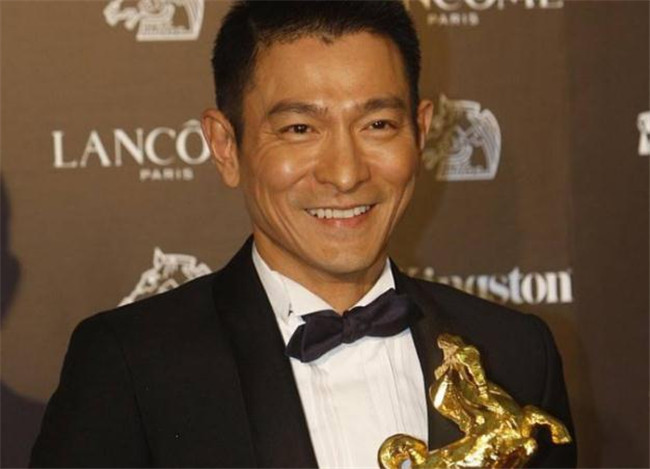 赵文卓|2005年，赵文卓给刘德华颁奖无人上台，尴尬喊话：有谁来代领一下