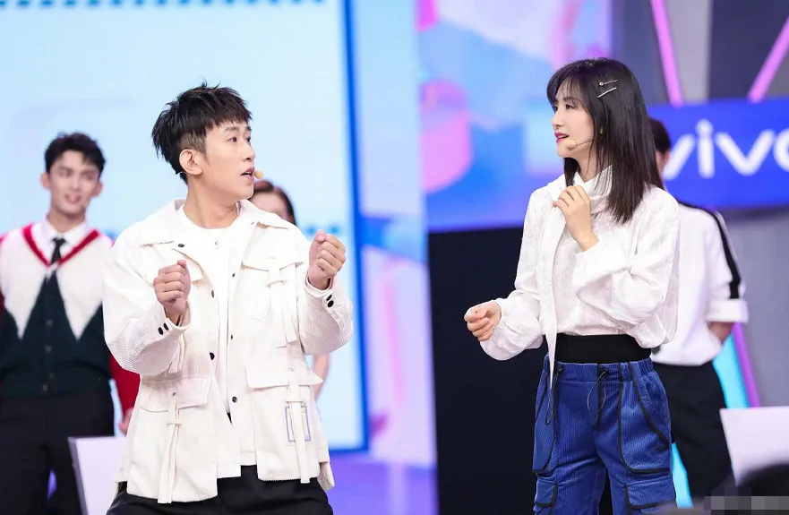 #窦文涛#谢娜穿工装裤强势回归快乐大本营，却意外展这一部位，这是要开启霸屏模式