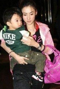 张柏芝|张柏芝三儿子正面照意外曝光，天生卷发有混血感，生父信息有眉目