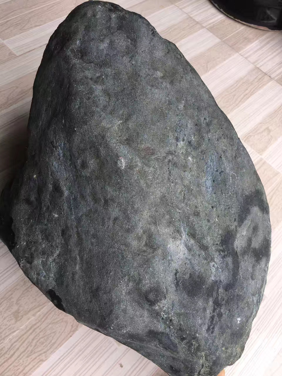 翡翠▲翡翠原石中白砂皮和乌砂皮哪个表现好？