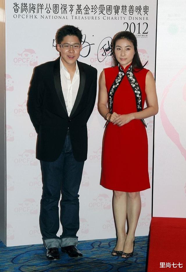 郭晶晶|郭晶晶亲妈和婆婆罕同框，郭妈穿衣朴素低调走身后，朱玲玲超大牌