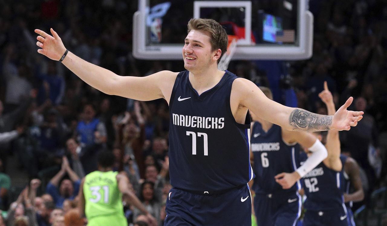 『特雷·杨』同是二年级生，特雷杨已拿到3327分，艾顿1729分，那东契奇呢？