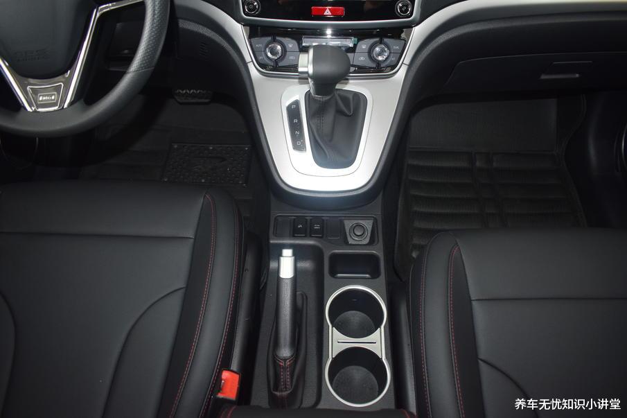 哈弗m6|哈弗M6到店实拍，空间表现出色，性价比高，家用很合适！