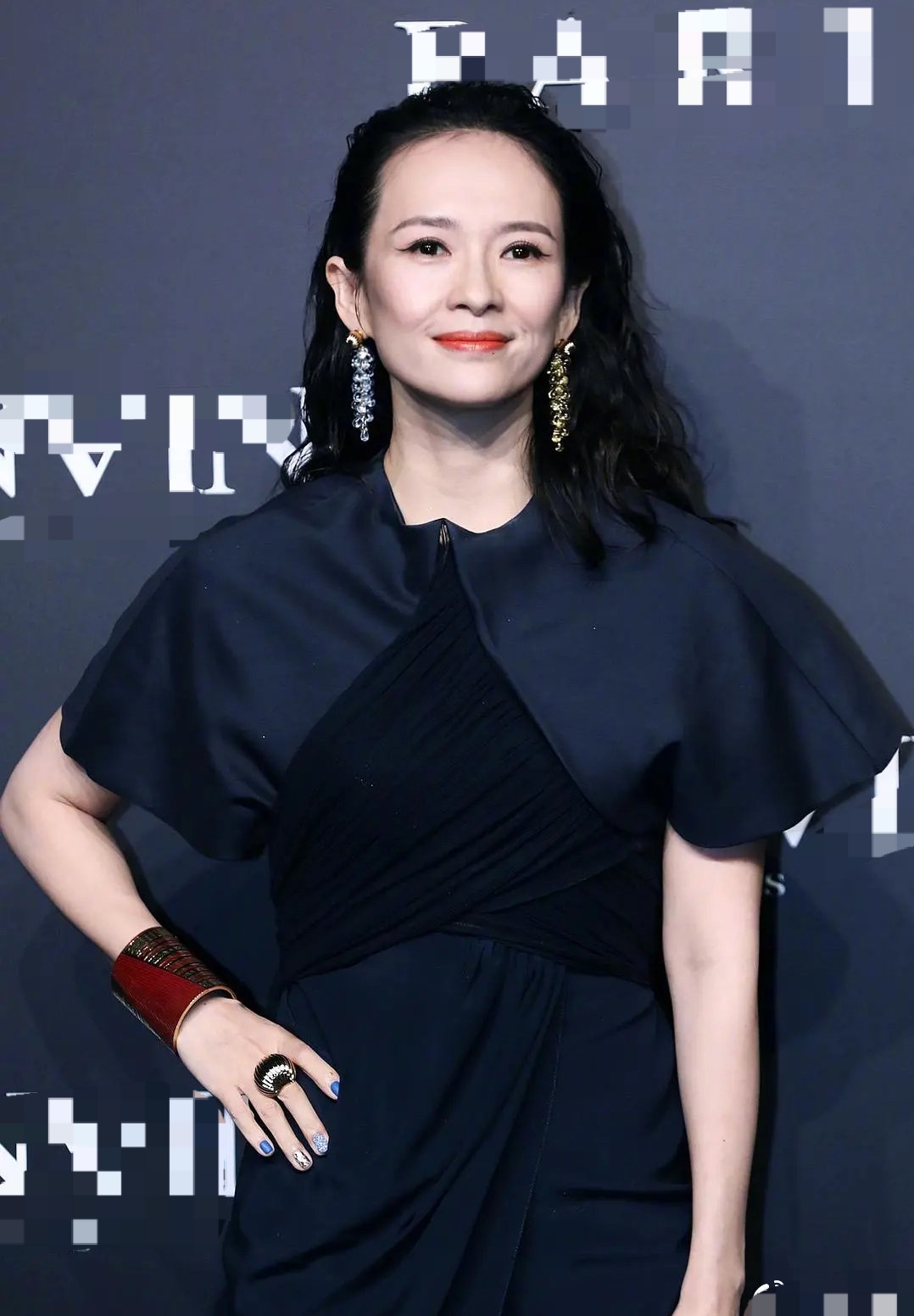 章子怡|公交车现“老年章子怡”，侧颜几乎一模一样，气质同样优雅