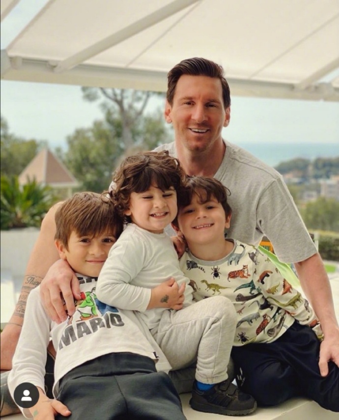 #C罗#C罗姐姐晒四兄妹合照为哥庆生，罗母抱外孙女 梅西晒3个儿子读书